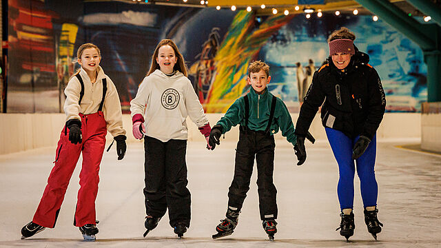 Gezin schaatst hand in hand op de funbaan